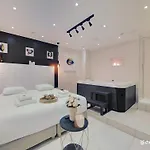Intimate Flat W A C & Jacuzzi - 2br 6p Montmartre Lejlighed *