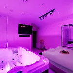 Intimate Flat W A C & Jacuzzi - 2br 6p Montmartre * Paris