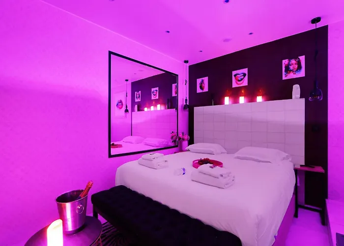 Intimate Flat W A C & Jacuzzi - 2br 6p Montmartre Paris