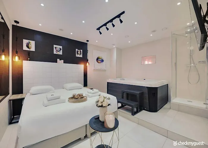 Intimate Flat W A C & Jacuzzi - 2br 6p Montmartre Lejlighed *