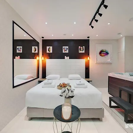 Intimate Flat W A C & Jacuzzi - 2br 6p Montmartre Appartement
