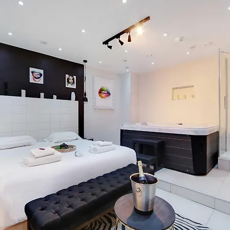 アパート Intimate Flat W A C & Jacuzzi - 2br 6p Montmartre パリ