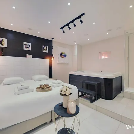 Intimate Flat W A C & Jacuzzi - 2br 6p Montmartre アパート *