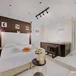 Intimate Flat W A C & Jacuzzi - 2br 6p Montmartre Parigi