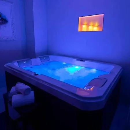 Intimate Flat W A C & Jacuzzi - 2br 6p Montmartre