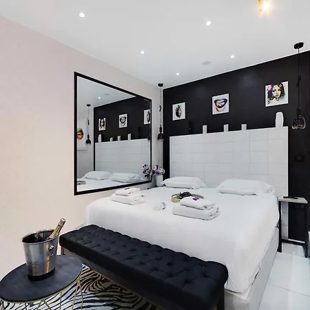 Intimate Flat W A C & Jacuzzi - 2br 6p Montmartre Paris