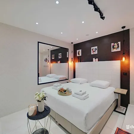 Intimate Flat W A C & Jacuzzi - 2br 6p Montmartre Apartamento París