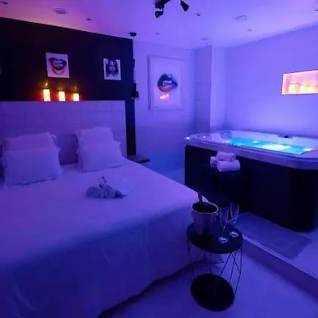 Intimate Flat W A C & Jacuzzi - 2br 6p Montmartre Apartamento *