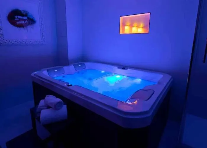 Intimate Flat W A C & Jacuzzi - 2br 6p Montmartre