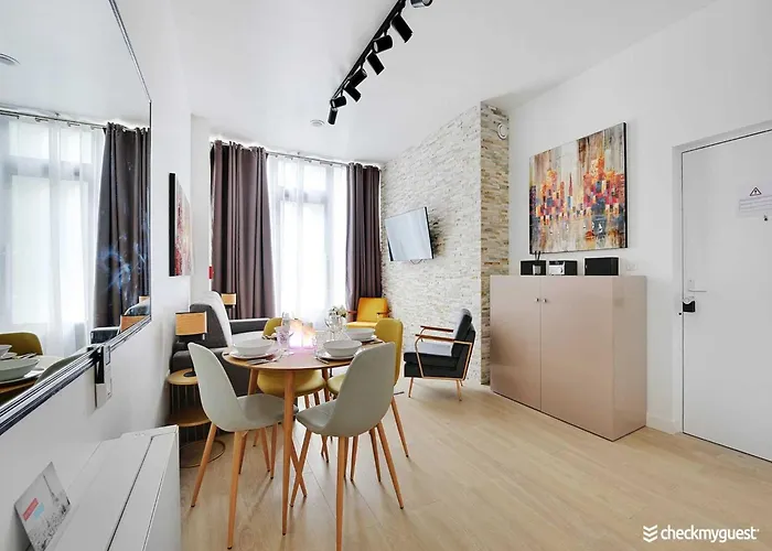 Intimate Flat W A C & Jacuzzi - 2br 6p Montmartre * 파리