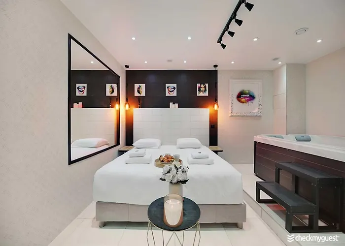 Intimate Flat W A C & Jacuzzi - 2br 6p Montmartre 아파트