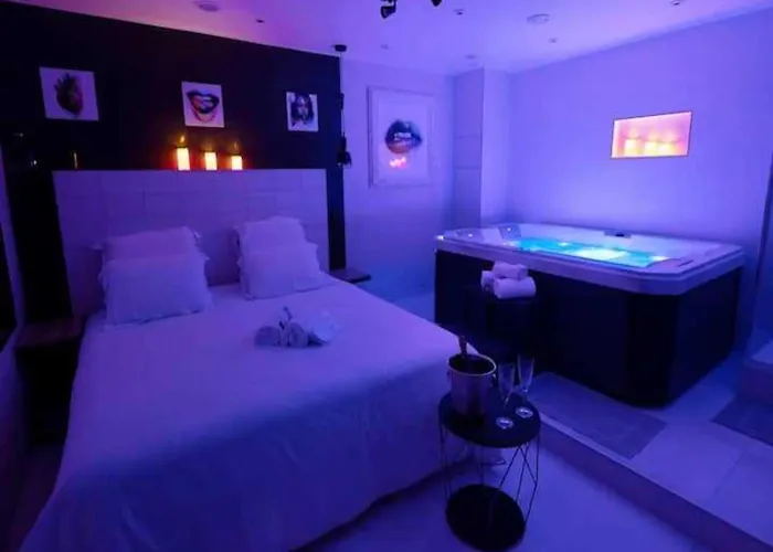 Intimate Flat W A C & Jacuzzi - 2br 6p Montmartre 아파트 *