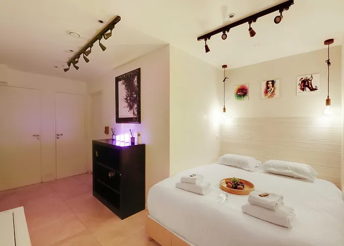 Intimate Flat W A C & Jacuzzi - 2br 6p Montmartre *