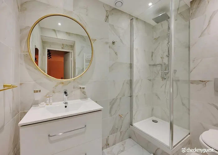 Intimate Flat W A C & Jacuzzi - 2br 6p Montmartre * 파리