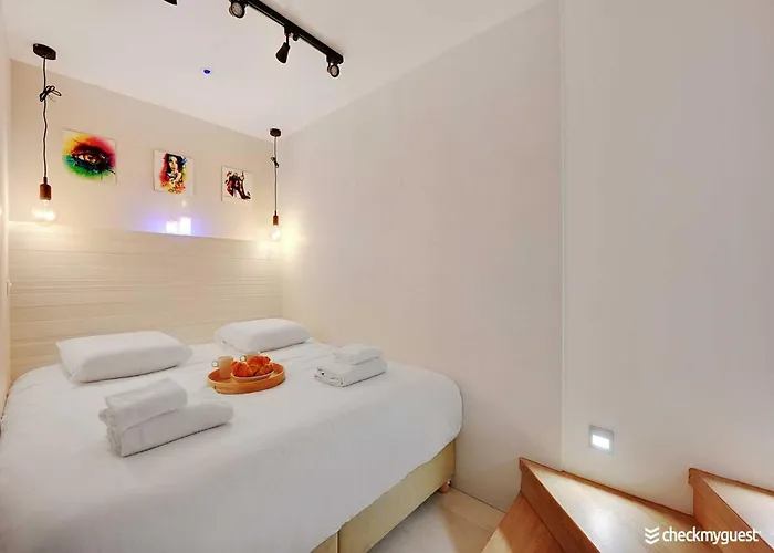 Intimate Flat W A C & Jacuzzi - 2br 6p Montmartre * 파리