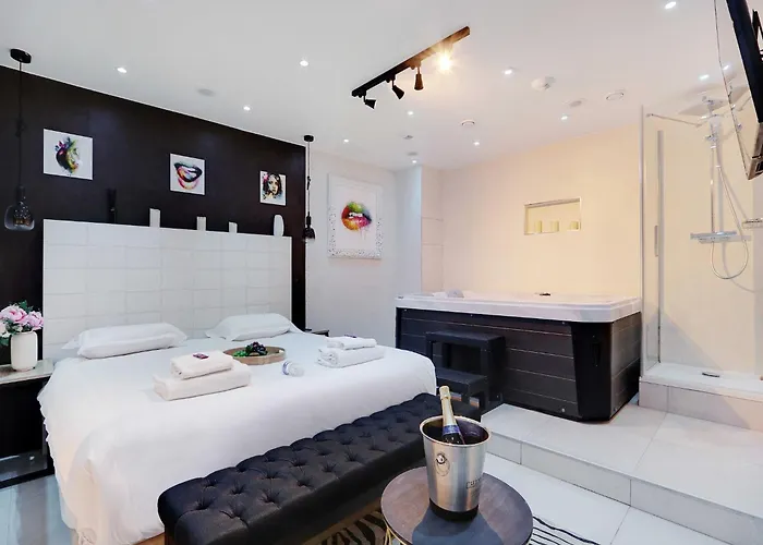 Appartement Intimate Flat W A C & Jacuzzi - 2br 6p Montmartre Parijs
