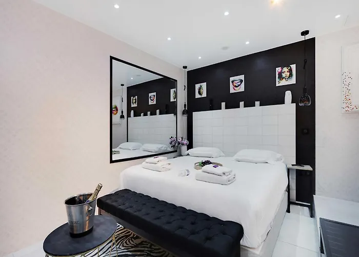 Intimate Flat W A C & Jacuzzi - 2br 6p Montmartre Parijs
