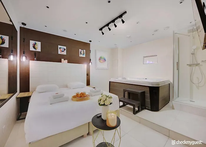 Intimate Flat W A C & Jacuzzi - 2br 6p Montmartre Parijs